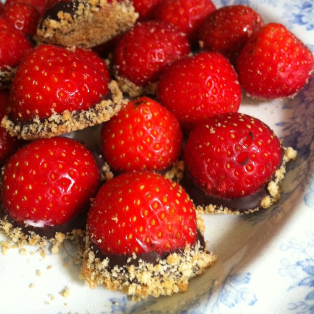 cheesecake-stuffed-chocolate-strawberries
