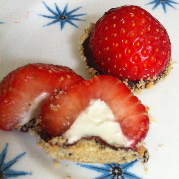 cheesecake-stuffed-chocolate-strawberries